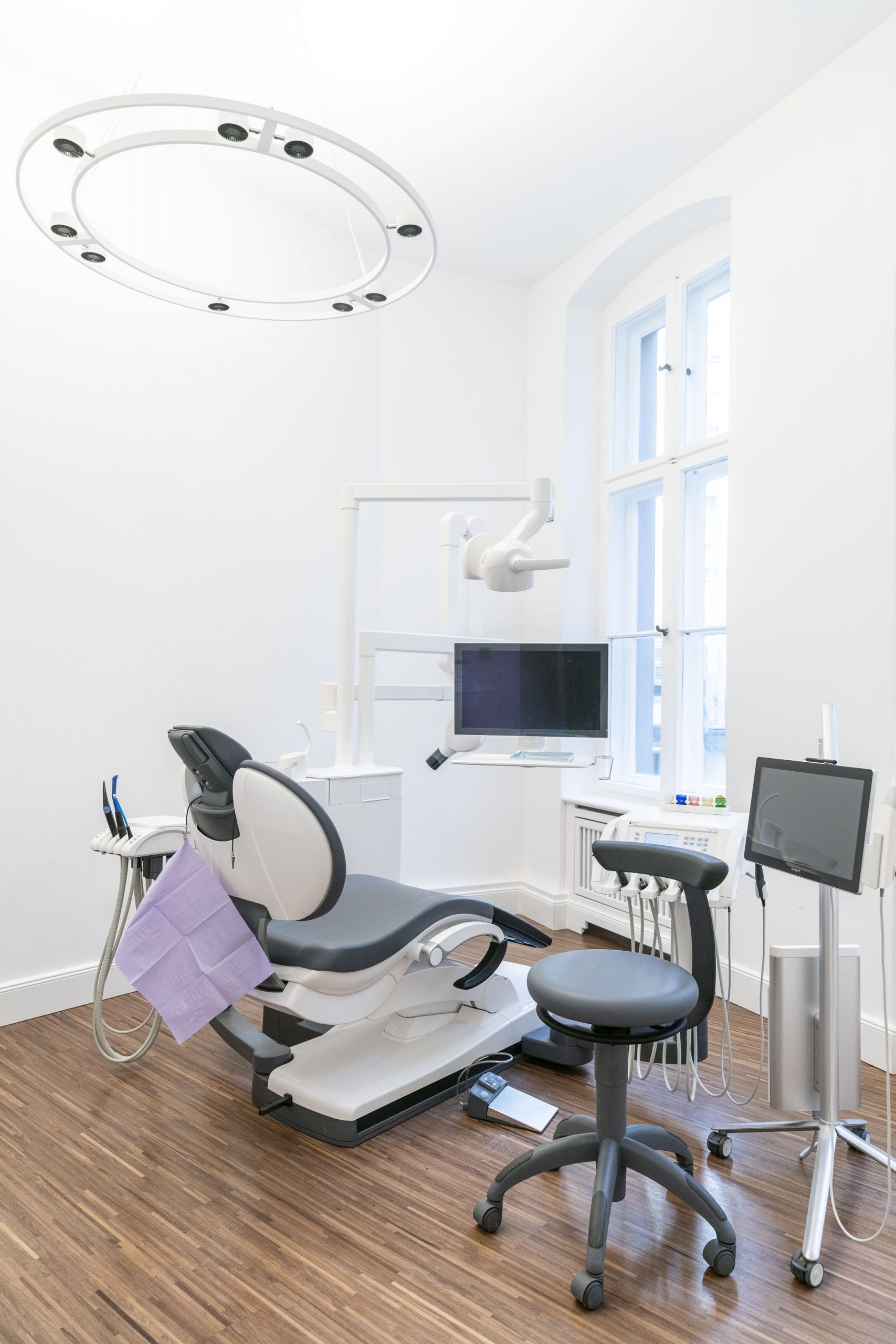 06 Graues Behandlungszimmer