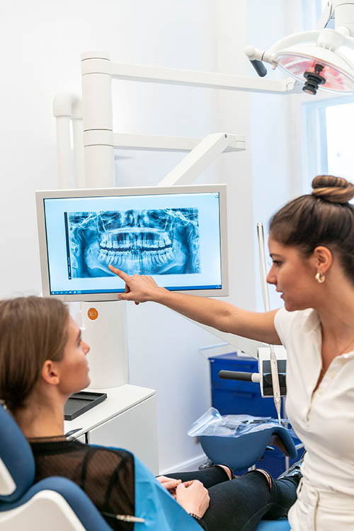 08 Beratung vor einem Röntgenbild