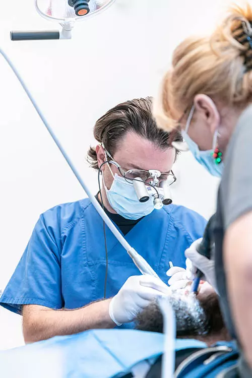 11 Oralchirurgische Behandlung in Berlin