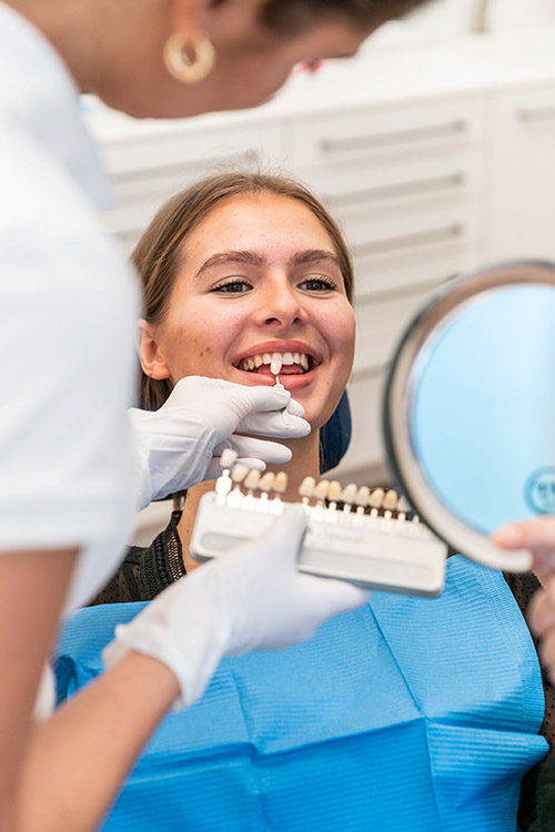 12 Abgleich der Zahnfarben für Zahnersatz