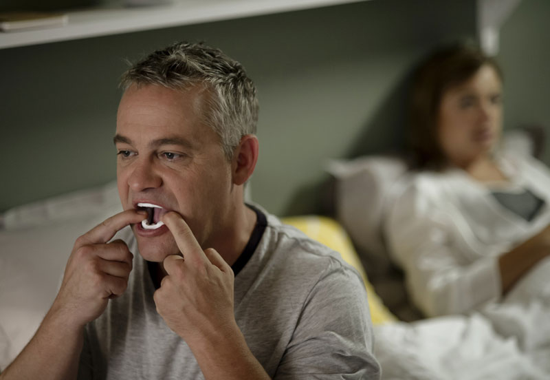 Schlafschiene die von einem Mann eingesetzt wird