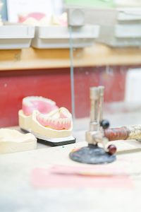 Vollkeramikkronen werden im Labor angefertigt